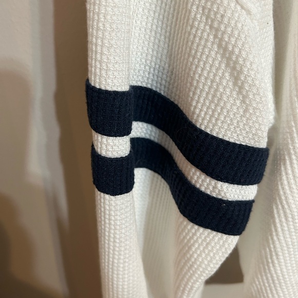 Women’s size medium Hollister waffle light weight hooded crop top. White - Picture 6 of 7